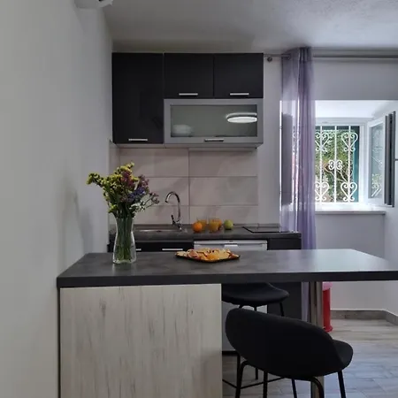 Rosalie Apartment *