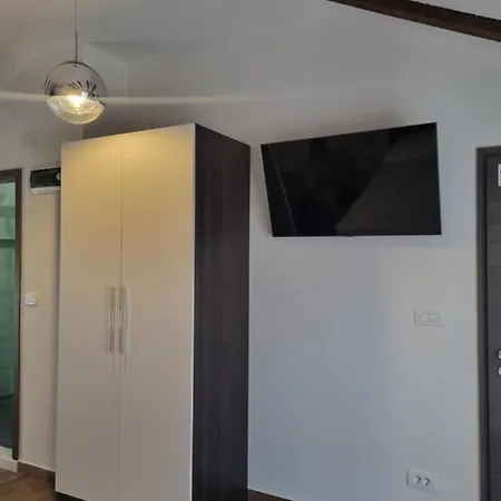 Rosalie Apartment Split